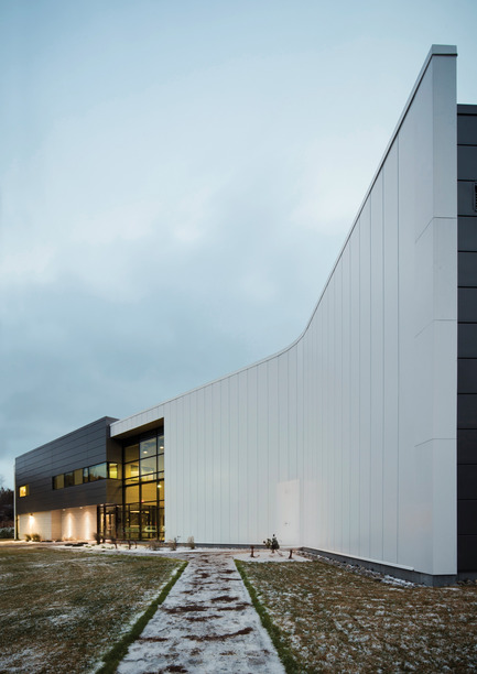 Press kit | 647-04 - Press release | Centre spécialisé de technologie physique du Québec - bisson | associés + Carl Charron Architecte - Industrial Architecture - Photo credit: Stephane Groleau