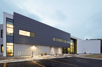 Press kit | 647-04 - Press release | Centre spécialisé de technologie physique du Québec - bisson | associés + Carl Charron Architecte - Industrial Architecture - Photo credit: Stephane Groleau