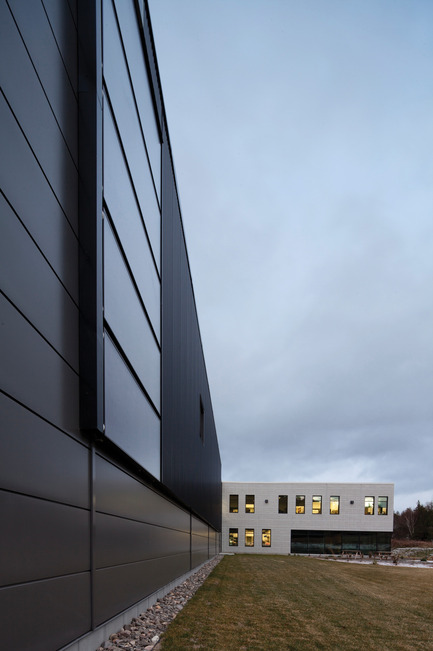 Press kit | 647-04 - Press release | Centre spécialisé de technologie physique du Québec - bisson | associés + Carl Charron Architecte - Industrial Architecture - Photo credit: Stephane Groleau