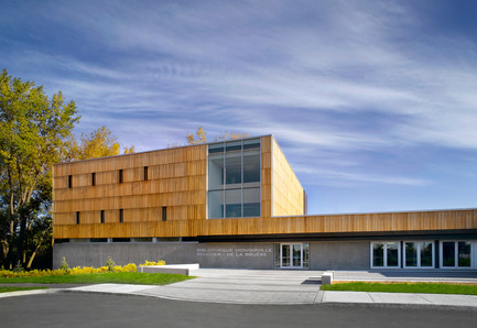 Dossier de presse | 755-01 - Communiqué de presse | Bibliothèque Montarville-Boucher-De la Bruère - BGLA | Architecture + Design urbain - Architecture institutionnelle - Crédit photo : Christian Perreault