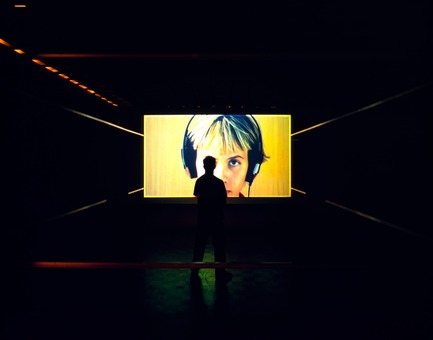 Press kit | 701-02 - Press release | Yesterday’s Tomorrows - Musée d'art contemporain de Montréal (MAC) - Event + Exhibition - Iñigo Manglano-Ovalle&nbsp;<br>Le Baiser/The Kiss, 2000<br>Video installation: DVD projected on suspended screen, loop, stereo sound, aluminum channel structure<br><br>Courtesy Max Protetch Gallery, New York