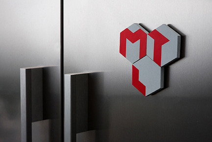 Press kit | 562-42 - Press release | The CODE SOUVENIR MONTRÉAL pop-up store: Showcasing Montréal creativity at its best! - Bureau du design - Ville de Montréal - Product - LA BOURGEOISE SÉRIGRAPHE (EN COLLABORATION AVEC M3BÉTON) Designer : Iris Sautier Nom du produit : Pavés - MTL&nbsp; - Photo credit: Portrait : Julie Langenegger Lachance&nbsp;<br>Atelier : Charlotte Deregnieaux&nbsp;<br>Objets : Anthony Kerr