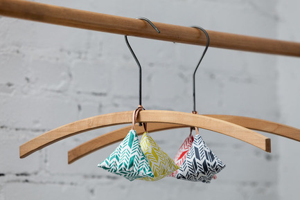 Press kit | 562-42 - Press release | The CODE SOUVENIR MONTRÉAL pop-up store: Showcasing Montréal creativity at its best! - Bureau du design - Ville de Montréal - Product - 







OBJECTIVE
<br>Designer : Mariana Robledo
<br>Nom du produit : Triangle à la lavande ou pochette semi-circle - Photo credit: 







Emesval