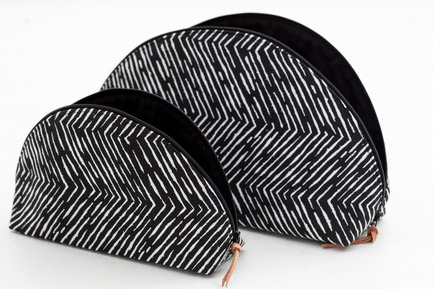 Press kit | 562-42 - Press release | The CODE SOUVENIR MONTRÉAL pop-up store: Showcasing Montréal creativity at its best! - Bureau du design - Ville de Montréal - Product - OBJECTIVE&nbsp;<br>Designer : Mariana Robledo&nbsp;<br>Nom du produit : Triangle à la lavande ou pochette semi-circle - Photo credit: Emesval
