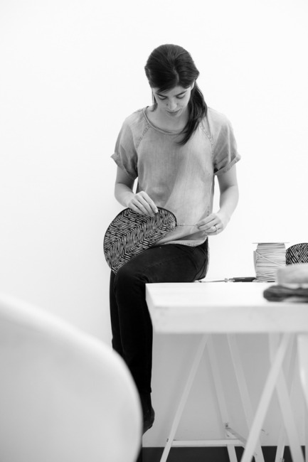 Press kit | 562-42 - Press release | The CODE SOUVENIR MONTRÉAL pop-up store: Showcasing Montréal creativity at its best! - Bureau du design - Ville de Montréal - Product - OBJECTIVE&nbsp;<br>Designer : Mariana Robledo&nbsp;<br>Nom du produit : Triangle à la lavande ou pochette semi-circle - Photo credit: Emesval