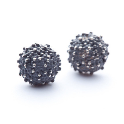 Press kit | 562-42 - Press release | The CODE SOUVENIR MONTRÉAL pop-up store: Showcasing Montréal creativity at its best! - Bureau du design - Ville de Montréal - Product - 







TOURMALINE MTL
<br>Designer : Eve Sanders
<br>Nom du produit : Boucles d’oreilles « Océan »
<br> - Photo credit: Bijoux : Anthony McLean&nbsp;<br>Portrait visage : Marilyn Sanders&nbsp;<br>Portrait atelier : Eve Sanders