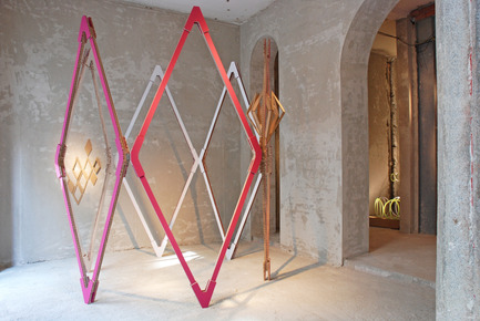 Press kit | 1050-02 - Press release | How A4Adesign does it with cardboard.Lines, elements, colours. Before the set-ups. - A4Adesign - Event + Exhibition - Photo credit: 







A4Adesign