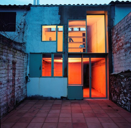 Dossier de presse | 853-02 - Communiqué de presse | Grafting Architecture Catalonia at Venice - Venice Biennale of Architecture - Évènement + Exposition - Caldereria Petita House, restoration of a terraced house(2001-2002, Calderon - Folch- Sarsanedas
Arquitectes,in Gelida) - Crédit photo : Rodrigo
Díaz Wichmann