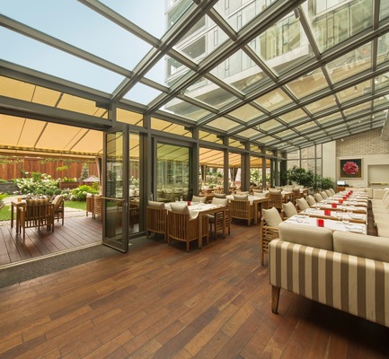 Press kit | 952-06 - Press release | A new glass envelope for the Ritz-Carlton Hotel - Provencher_Roy - Residential Architecture - Ritz Hotel - Photo credit: Stéphane Groleau&nbsp;