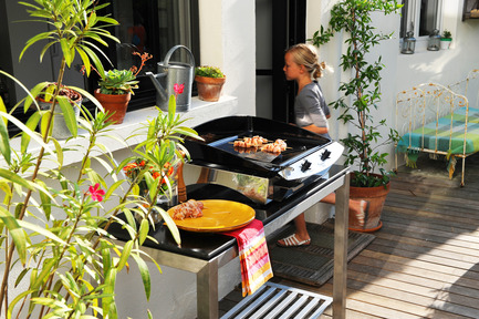 Dossier de presse | 688-04 - Communiqué de presse | La gastronomie s'invite au jardin : LA PLANCHA® fait son entrée au Québec - Jardin de Ville - Design industriel -         Console Design et Plancha 60, ambiance - Crédit photo :         Xavier Leoty