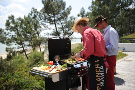 Dossier de presse | 688-04 - Communiqué de presse | La gastronomie s'invite au jardin : LA PLANCHA® fait son entrée au Québec - Jardin de Ville - Design industriel -         Ambiance Ile de Ré - Crédit photo : Xavier Leoty