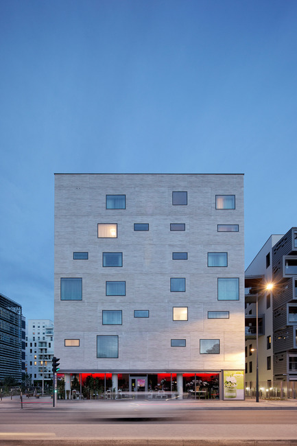 Press kit | 1151-01 - Press release | Carre Seine - Pietri Architectes - Residential Architecture - Aparthotel, view wharf Stalingrad - Photo credit: Vincent Fillon<br>