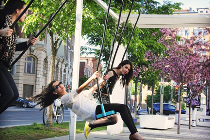 Dossier de presse | 583-09 - Communiqué de presse | 21 balançoires will welcome Spring to Montreal - Quartier des spectacles Partnership - Évènement + Exposition - Crédit photo : Maxime Leduc
