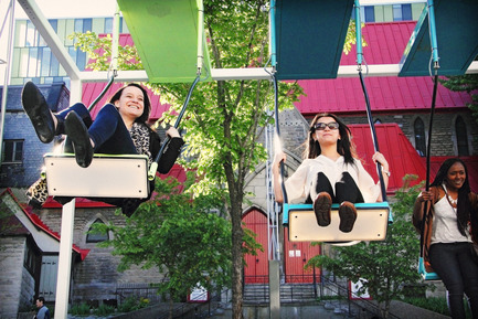 Dossier de presse | 583-09 - Communiqué de presse | 21 balançoires will welcome Spring to Montreal - Quartier des spectacles Partnership - Évènement + Exposition - Crédit photo : Maxime Leduc