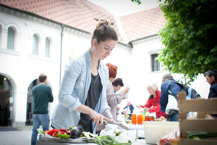 Press kit | 1171-01 - Press release | Fast approaching BIO 50 starts September 18th 2014 - Museum of Architecture and Design (MAO), Ljubljana - Event + Exhibition - Knowing Food team members preparing a meal at MAO - Photo credit: Ana Kovac