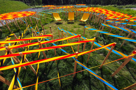 Press kit | 837-08 - Press release | The Gardens of the 15th International Garden Festival seduce visitors - International Garden Festival / Reford Gardens - Event + Exhibition -   LINE GARDEN by Julia Jamrozik &amp; Coryn Kempster<br>Brantford (Ontario) Canada and Bale, Switzerland<br><br>This contemporary labyrinth created from security tapes closely ordered in the natural environment provides new erspectives on the environment when visitors enter and inhabit the space.<br><br> www.kempsterstudio.com<br>   - Photo credit: Louise Tanguay