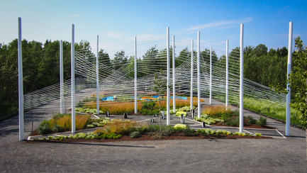 Press kit | 837-07 - Press release | - New images - The 15th International Garden Festival opens soon at les Jardins de Métis - International Garden Festival / Reford Gardens - Landscape Architecture -  LE BON ARBRE AU BON ENDROIT "Souvenir d'enfance" by&nbsp;NIPpaysage [Mathieu Casavant, Josée Labelle, Michel Langevin, Mélanie Mignault, France Cormier, Émilie Bertrand-Villemure, Claude Cournoyer, Sylvain Lenoir, Johanna Ballhaus, Benjamin Deshaies, Mélanie Pelchat, Catherine Blain]<br>Montréal (Québec) Canada<br><br>&nbsp;Under a canopy of white wires, a play area invites you to discover a new version of the game of elastics. This garden presents the Hydro-Québec program “The right tree in the right place”.<br><br>www.nippaysage.ca  - Photo credit:  Louise Tanguay 