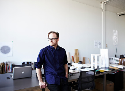 Dossier de presse | 562-46 - Communiqué de presse | Bourse Phyllis-Lambert Design Montréal - Le designer Guillaume Sasseville s'inspire du savoir-faire des verriers autrichiens pour concevoir Verre commun - Bureau du design - Ville de Montréal - Produit -  Guillaume Sasseville, designer industriel, SSSVLL, lauréat 2011 de la bourse Phyllis-Lambert Design Montréal  - Crédit photo :  Mathieu Rivard 