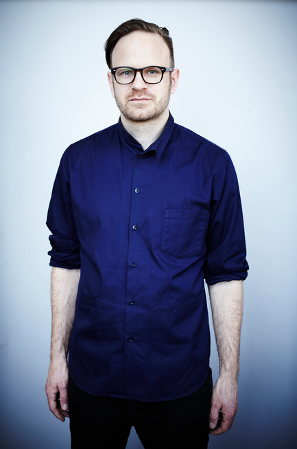 Dossier de presse | 562-46 - Communiqué de presse | Bourse Phyllis-Lambert Design Montréal - Le designer Guillaume Sasseville s'inspire du savoir-faire des verriers autrichiens pour concevoir Verre commun - Bureau du design - Ville de Montréal - Produit - Guillaume Sasseville, designer, SSSVLL, lauréat 2011 de la bourse Phyllis-Lambert Design Montréal, concepteur du projet Verre commun 2014.  - Crédit photo : Mathieu Rivard 