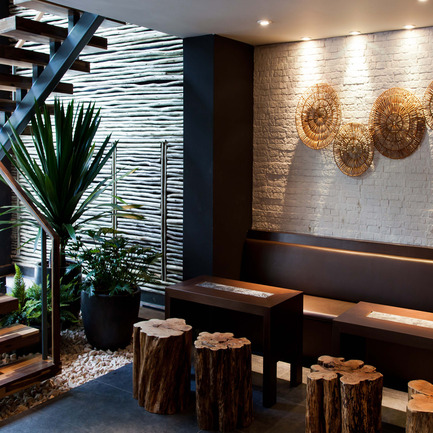 Press kit | 902-02 - Press release | A’ Design Awards 2014 Winners Announced - A' Design Award and Competition - Competition - Osaka - Sao Paulo Restaurant by Ariel Chemi / AGCH arquitectos<br><br>PROJECT DESCRIPTION:<br>Osaka restaurant in Sao Paulo, is the consequence of a perfect mix between the Nikkei style and the Brazilian tropical culture atmosphere. Located in the Itaim Bibi neighbor, Osaka shows proudly his architecture and food, offering an intimate and cozy ambiance in its different spaces. The outdoor terrace next to the street, is a modern urban courtyard which connect interior, exterior and nature. Inside the main space, a huge hanging “nest” lighting element, provides illumination and an appropriate spatial scale. Lamella roof system with dim lighting, and wood latticework were carefully studied in order to complete the harmonizing interior design, in order to generate a dynamic and natural way to connect the sushi &amp; cocktails faced bars. In the upper level, a second cocktails bar next to the big central hole gives character to the environment, where different private rooms are located. The sophisticated aesthetic was materialized with the use of natural elements and some specific patterns. Wall coverings textures with stones/wood, wooden floors, plants, water, iron details and dim illuminating techniques join to create the mood.&nbsp; - Photo credit: AGCH ARQS. / OSAKA
