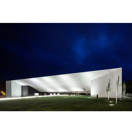 Press kit | 902-02 - Press release | A’ Design Awards 2014 Winners Announced - A' Design Award and Competition - Competition - School of Technology <br>Higher Education Institution by Nuno Montenegro<br><br>PROJECT DESCRIPTION:<br>The key feature of this building is the massive portico that floats over the school gardens. The result is achieved in one of the largest concrete structures in the world.&nbsp;<br> - Photo credit: Fernando Guerra FG+SG Architectural Photography