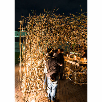 Press kit | 902-02 - Press release | A’ Design Awards 2014 Winners Announced - A' Design Award and Competition - Competition - yoshi bar 2nd&nbsp;<br>Provisional Bar by Naoya Matsumoto<br><br>PROJECT DESCRIPTION:<br>systematically pieced together using six panels of reeds the yoshi bar by resembles a traditional gabled roof stall.The small shelter is held in place by the natural fibers which are grown in biwako shiga. the different panels are unable to stand alone but when placed next to each other they are supported to form the intimate enclosure. offering snatched glimpses through to its interior the sculptural piece has an enchanting quality to it. easily constructed over a couple of days the installation contains a bar where people can enjoy a relaxing and atmosphere and natural surroundings. - Photo credit: takeshi asano
