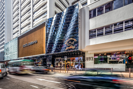 Dossier de presse | 1184-01 - Communiqué de presse | Rebranding with Design - B+H Architects - Architecture commerciale - Inspired by the rolling waves, the navy blue aluminum sheet patchwork of the façade creates shimmering curves and glittering ripples, emphasizing the PAUL &amp; SHARK logo ahead of the abundance of luxury brands along Canton Road. - Crédit photo : Benoit Florencon