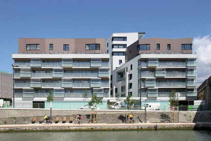 Dossier de presse | 1052-04 - Communiqué de presse | Crèche et logements Quai de la Charente - Margot-Duclot architectes associés (MDaa) - Architecture résidentielle - Façade canal - Crédit photo : MDaa