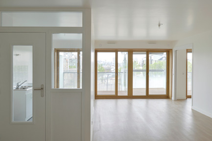 Dossier de presse | 1052-04 - Communiqué de presse | Crèche et logements Quai de la Charente - Margot-Duclot architectes associés (MDaa) - Architecture résidentielle - Séjour cuisine sur le canal - Crédit photo : Franck Renoir