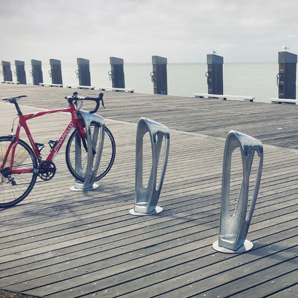 Dossier de presse | 902-03 - Communiqué de presse | A' Design Award & Competition / International Call for Entries - A' Design Award and Competition - Concours - Design Name : The Zephyr<br>Primary Function : Multifunctional Bike Storage Bollard - Crédit photo : Rick Hall &amp; Huiming Wong