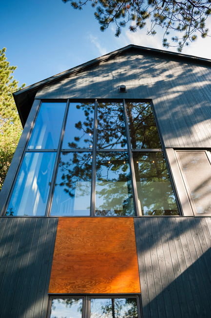 Dossier de presse | 1105-02 - Communiqué de presse | Maison de vacances à Messines (24x36) - Anik Péloquin architecte - Architecture résidentielle - Crédit photo : Alberto Biscaro