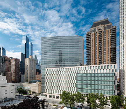 Dossier de presse | 1204-01 - Communiqué de presse | New Fordham Law School by Pei Cobb Freed & Partners to be Dedicated on September 18 - Pei Cobb Freed & Partners - Architecture institutionnelle - Skyline view above Damrosch Park from the Metropolitan Opera House - Crédit photo : Paul Warchol