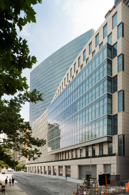 Dossier de presse | 1204-01 - Communiqué de presse | New Fordham Law School by Pei Cobb Freed & Partners to be Dedicated on September 18 - Pei Cobb Freed & Partners - Architecture institutionnelle - View east along 62nd Street - Crédit photo : Paul Warchol