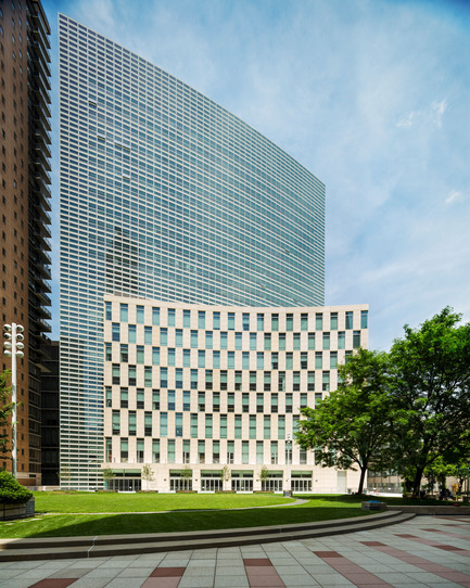 Dossier de presse | 1204-01 - Communiqué de presse | New Fordham Law School by Pei Cobb Freed & Partners to be Dedicated on September 18 - Pei Cobb Freed & Partners - Architecture institutionnelle - View of the south elevation from Fordham's campus plaza - Crédit photo : Paul Warchol