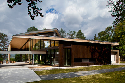 Dossier de presse | 1117-02 - Communiqué de presse | Smith Vigeant architectes lauréat des prix d’excellence CECOBOIS 2014 - Smith Vigeant Architectes - Architecture institutionnelle - Approche entrée - Crédit photo : Stéphane Brugger