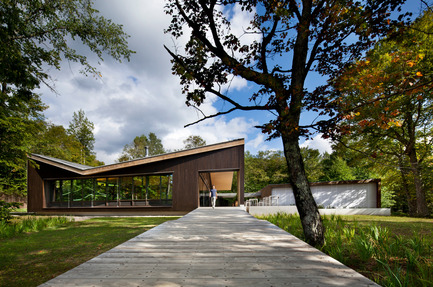 Dossier de presse | 1117-02 - Communiqué de presse | Smith Vigeant architectes lauréat des prix d’excellence CECOBOIS 2014 - Smith Vigeant Architectes - Architecture institutionnelle - Passerelle vers le lac - Crédit photo : Stéphane Brugger