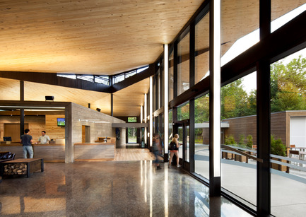 Dossier de presse | 1117-02 - Communiqué de presse | Smith Vigeant architectes lauréat des prix d’excellence CECOBOIS 2014 - Smith Vigeant Architectes - Architecture institutionnelle - Zone d'accueil - Crédit photo : Stéphane Brugger