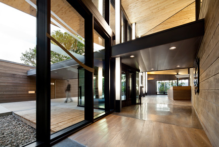 Dossier de presse | 1117-02 - Communiqué de presse | Smith Vigeant architectes lauréat des prix d’excellence CECOBOIS 2014 - Smith Vigeant Architectes - Architecture institutionnelle - Entrée - Crédit photo : Stéphane Brugger