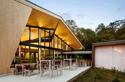 Dossier de presse | 1117-02 - Communiqué de presse | Smith Vigeant architectes lauréat des prix d’excellence CECOBOIS 2014 - Smith Vigeant Architectes - Architecture institutionnelle - Terrasse - Crédit photo : Stéphane Brugger