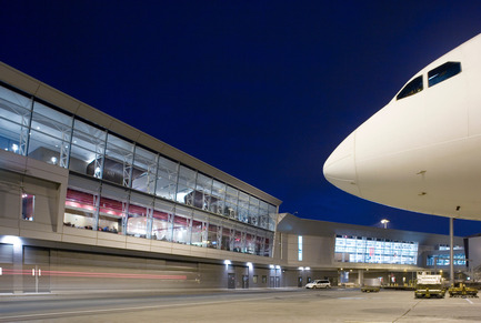 Dossier de presse | 865-09 - Communiqué de presse | Lemay bonifie son bassin de talents pour mieux servir ses clients - Lemay - Architecture industrielle -  Aéroport International Pierre-Elliot-Trudeau de Montréal<br>PCJA<br> Cardinal Hardy Architectes (CHA)<br>  - Crédit photo : Marc Cramer<br>