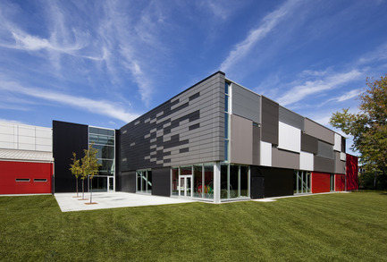 Dossier de presse | 865-09 - Communiqué de presse | Lemay bonifie son bassin de talents pour mieux servir ses clients - Lemay - Architecture industrielle -  Complexe Aquatique et Intergénérationnel de Côte Saint-Luc, Montréal<br>Martin Marcotte / Architectes (MMA)<br>  - Crédit photo : Stéphane Brugger