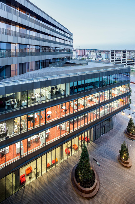 Dossier de presse | 1028-04 - Communiqué de presse | Announcing the winners of the LEAF Awards 2014 - LEAF International - Concours -  Mixed-Use Building of the Year<br>Tabanlioglu Architects Melkan Gursel &amp; Murat Tabanlioglu, Esas Aeropark, Istanbul, Turkey  - Crédit photo :  Photo courtesy LEAF Awards 