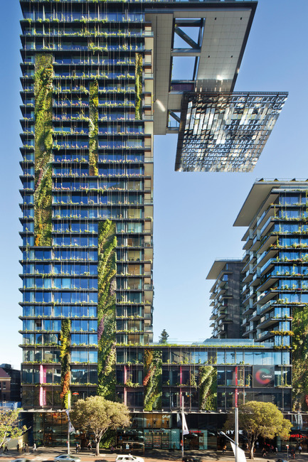 Dossier de presse | 1028-04 - Communiqué de presse | Announcing the winners of the LEAF Awards 2014 - LEAF International - Concours -  Best Sustainable Development of the Year &amp; Overall Winner<br>Ateliers Jean Nouvel and PTW Architects, One Central Park, Sydney, Australia  - Crédit photo :    Photo courtesy LEAF Awards   