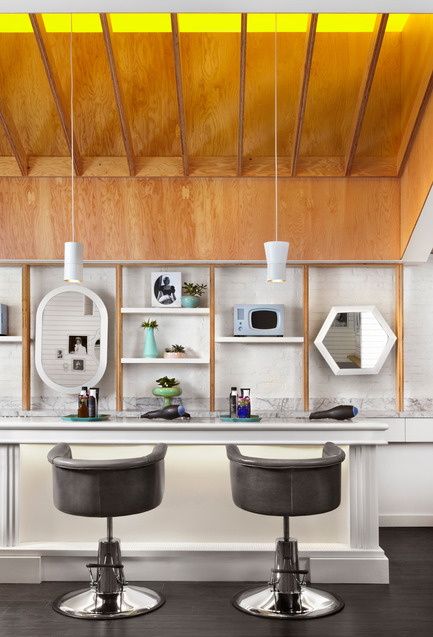 Dossier de presse | 1048-08 - Communiqué de presse | Reinventing the beauty salon experience with Her Majesty’s Pleasure - +tongtong - Design d’intérieur commercial - Patrons sit at the marble bar as they get their hair done, with bartenders serving on the other side. - Crédit photo :  Lisa Petrole 