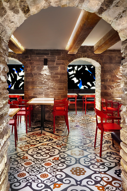 Press kit | 1048-09 - Press release | Spanish-inspired tapas restaurant Barsa Taberna captures the energy of the running of the bulls - +tongtong - Commercial Interior Design - View of the old stone archways in the dining room area with in the background the backlit mural - art directed by +tongtong and art:&nbsp; by Pascal Paquette.<br> - Photo credit: Lisa Petrole Photography<br>