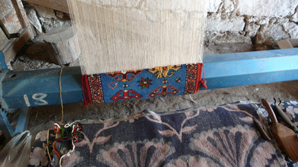 Dossier de presse | 1304-01 - Communiqué de presse | 2nd Istanbul Design Biennial 1 November – 14 December 2014 ‘The Future Is Not What It Used To Be’ - Istanbul Foundation for Culture and Arts (İKSV) - Évènement + Exposition - Carpet making at Dobag<br> - Crédit photo : Culture.pl<br>