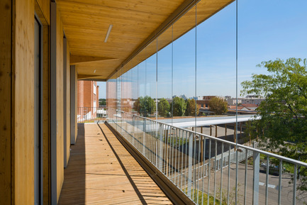 Dossier de presse | 942-02 - Communiqué de presse | Recyclage vertueux. Un nouveau lycée au Bourget. - Hubert & Roy architectes et associés - Architecture institutionnelle - balcons des appartements de fonction<br> - Crédit photo : Abbadie