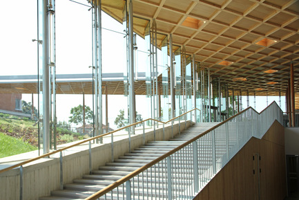 Dossier de presse | 942-02 - Communiqué de presse | Recyclage vertueux. Un nouveau lycée au Bourget. - Hubert & Roy architectes et associés - Architecture institutionnelle - vue depuis le niveau bas vers le hall d'accueil<br> - Crédit photo : Hubert&amp;Roy