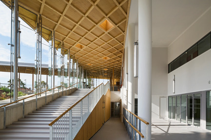 Dossier de presse | 942-02 - Communiqué de presse | Recyclage vertueux. Un nouveau lycée au Bourget. - Hubert & Roy architectes et associés - Architecture institutionnelle - la galerie vitrée, vue depuis le bas<br> - Crédit photo : Abbadie