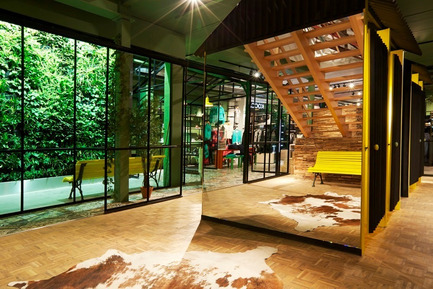 Dossier de presse | 1124-03 - Communiqué de presse | World Interiors News Annual Awards 2014 Winners Announced - World Interiors News - Concours - Winner of Retail Interiors Greater than 200 sq. m Category<br>Concept Lochristi Store by King George Creative Agency  - Crédit photo : Photos Courtesy of King George Creative Agency